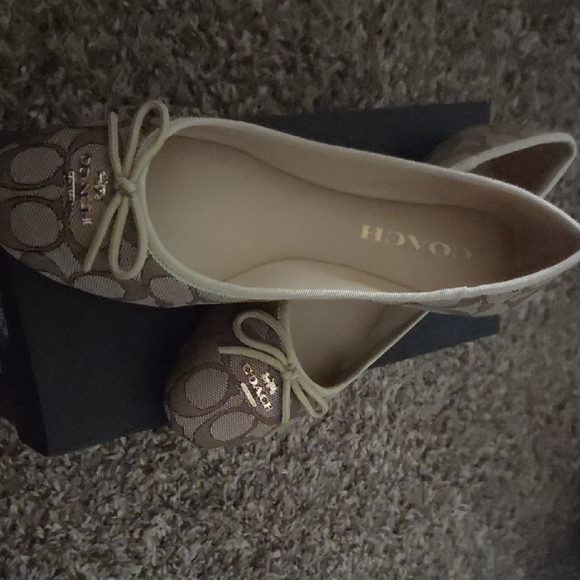 Coach Women's Tan Signature Flats - Picture 1 of 4